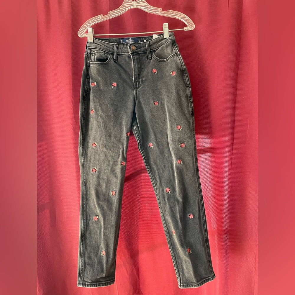 These are curvy high rise mom jeans from Hollister’s vintage stretch collection.